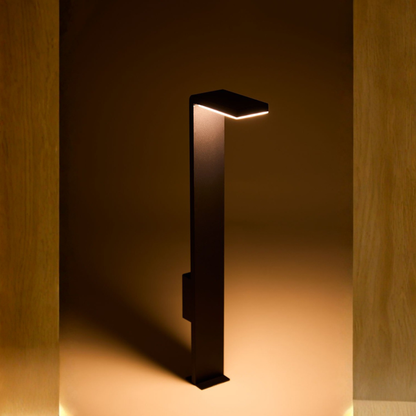 Luxore Outdoor LED Solar Beacon in Aluminum